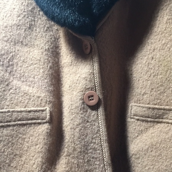 Lisa International woman’s tan 2 button 100% boiled wool vest w/removable collar - Picture 2 of 7